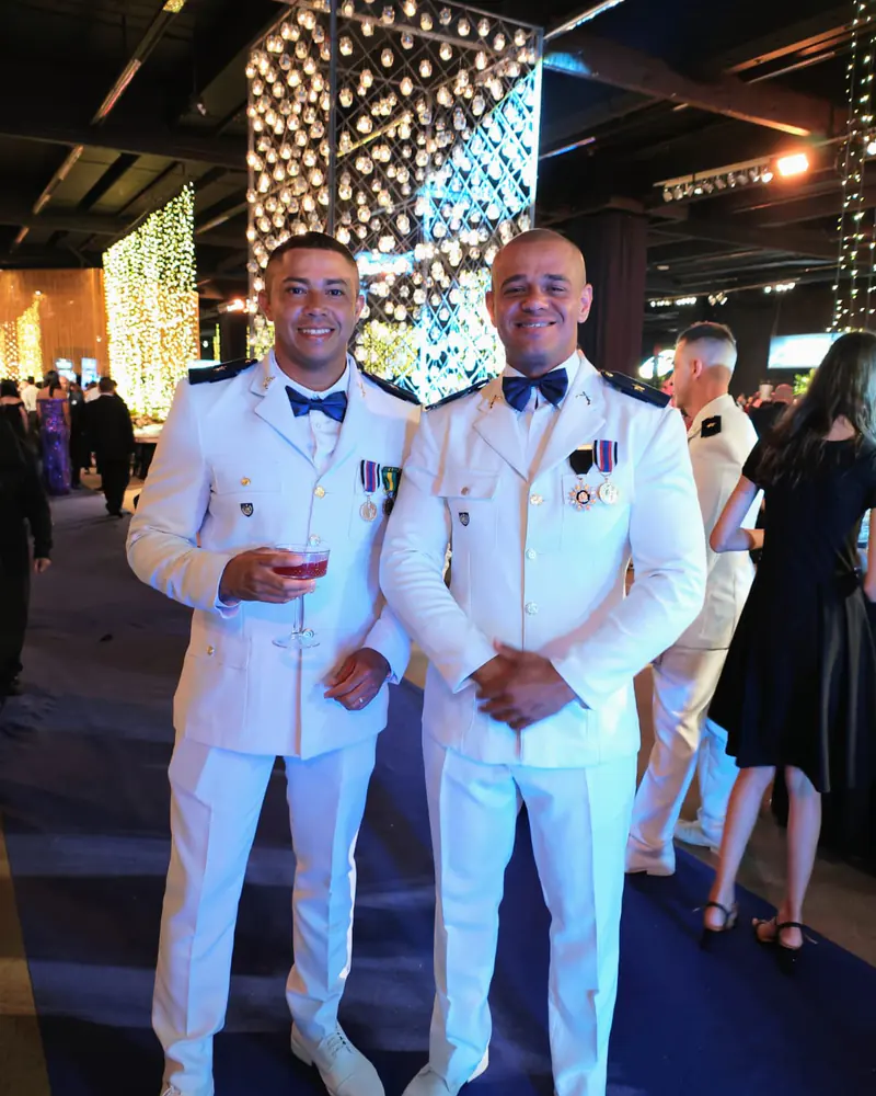 Kilder, à direita, de uniforme de gala com medalhas, ao lado de um colega também de gala, numa festa de formatura