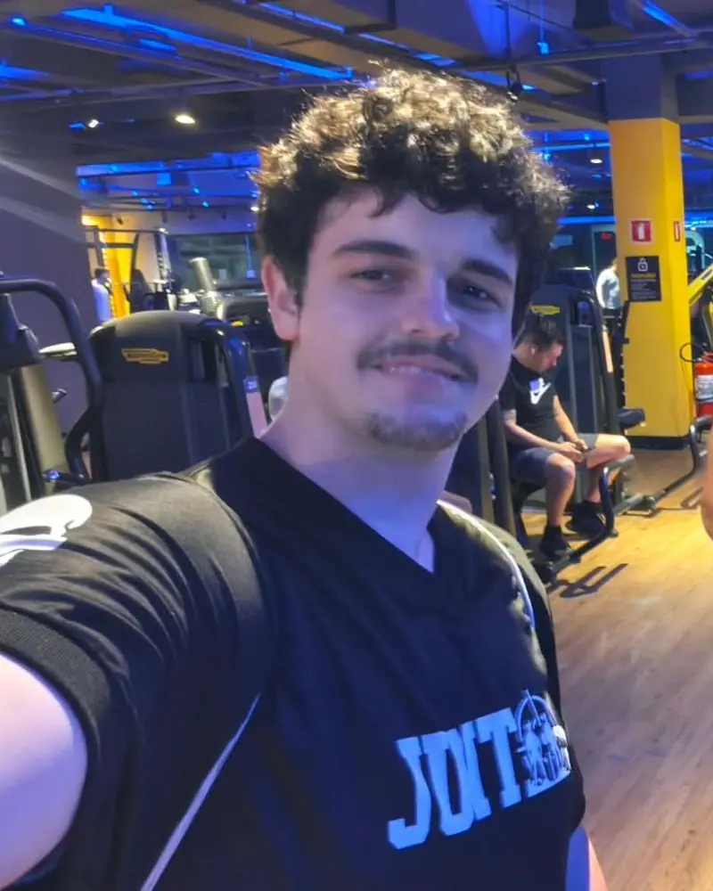Aluno do Juntos com a camiseta preta da marca, numa selfie na academia